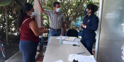 Campesinos firman Escrituras