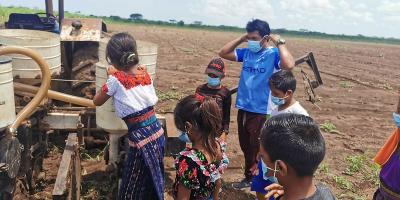 Niños y niñas participan en proceso de aprendizaje