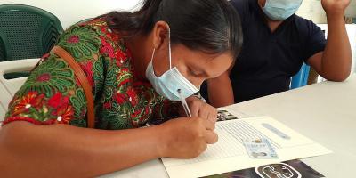 Familias de Sayaxché firman escrituras