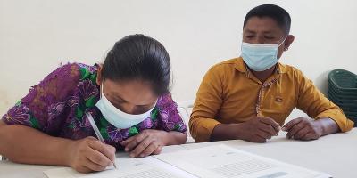 Familias firman Escrituras Públicas