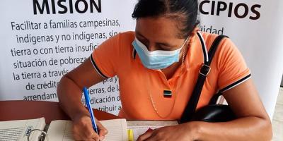 Familias firman Escrituras
