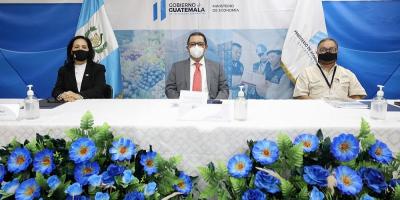 El Viceministro de Desarrollo de la Mipyme, Sigfrido Lee (centro), preside conferencia de prensa.