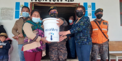 Entrega de insumos escolares y filtros de agua potable a familias de San Marcos. 