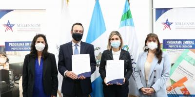 Autoridades de PRONACOM, Programa Umbral de la MCC y Empresarios por la Educación durante firma de convenio