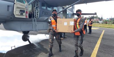 Fuerza Aérea Guatemalteca traslada 15,700 vacunas contra el Coronavirus SARS-CoV-2, hacia Huehuetenango