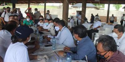 Personal del Viceministerio de Desarrollo Sostenible y pobladores sostienen una reunión de trabajo en Izabal. 