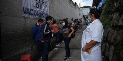 Comerciantes hacen fila para la primera dosis de vacuna. 