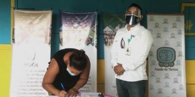 Familias de la comunidad Ixmucané firman resolución 