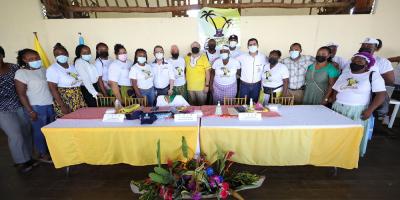 Autoridades del Ministerio de Economía y de la Municipalidad de LIvingston, posan junto a mujeres emprendedoras del lugar.
