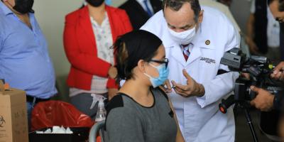 Presidente vacuna a vecinos de San Miguel Petapa 