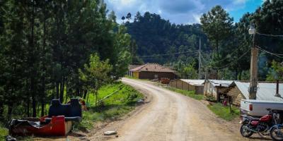 Representantes de varias comunidades de la cabecera departamental de Totonicapán recibieron los trabajos de 40 kilómetros de mantenimiento, balastado y conformación a las carreteras internas realizadas por la Unidad de Convoyes Regionales