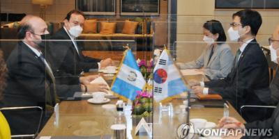 La foto, proporcionada por el Ministerio de Comercio, Industria y Energía de Corea del Sur, muestra a su jefe negociador de comercio, Yeo Han-koo (primero por la dcha.), durante una reunión con el ministro de Economía de Guatemala, Antonio Malouf (primero por la izda.)