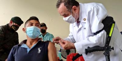 Puesto de vacunación apoyado por el Ejército de Guatemala en San Miguel Petapa es supervisado por el Señor Presidente de la república