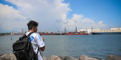 Uno de los 18 jóvenes beneficiados observa la inmensidad del océano