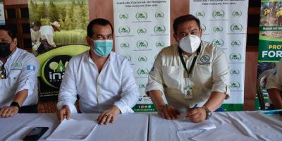 Ing. Rony Granados del INAB firma convenios con municipalidades por el desarrollo sostenible de los bosques. 