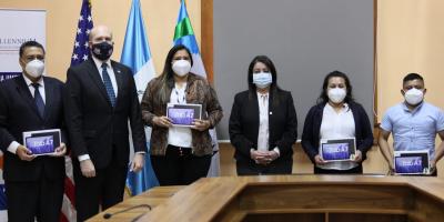 MINEDUC y MCC entregan tablets a docentes de nivel medio