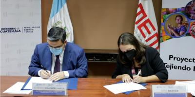 El Ministro de Energía y Minas Alberto Pimentel Mata firmó dos memorandos de entendimiento. 