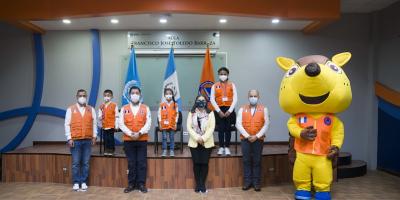 Autoridades de la SE-CONRED junto a los ganadores del primer concurso de dibujo “Por una Guatemala sin desastres”.