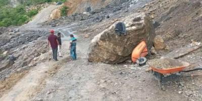 Desprendimiento de roca obstruye un carril en La Providencia, Barillas, Huehuetenango.