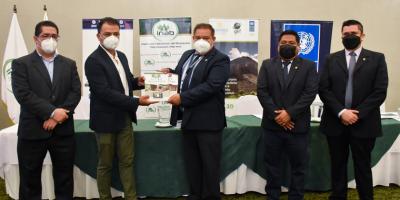 Representantes del INAB y PNUD entrega oficial de módulos de exentos. 