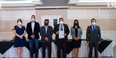 Representantes del INAB, USAC, URL, Universidad Rural y EFA