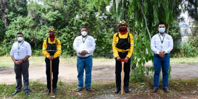 Autoridades y Bomberos Forestales del Instituto Nacional de Bosques 