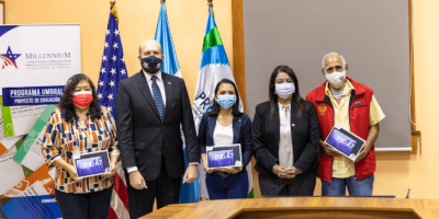 Entrega de Tabletas electrónicas por parte del Programa Umbral de MCC, Ejecutado por PRONACOM, a Ministra de Educación para fortalecimiento de capacidades de docentes.