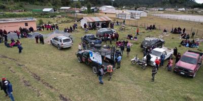 Unidad móvil de vacunación del Ejército de Guatemala vacuna a vecinos de Chiantla, Huehuetenango