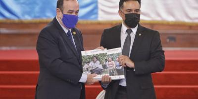 Presidente Alejandro Giammattei recibe la ENREDD+ de parte del ministro Mario Rojas Espino