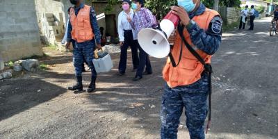 Ejército de Guatemala apoya vacunación puerta a puerta en Izabal