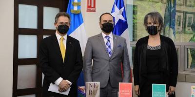 Donación de libros en la Cancillería