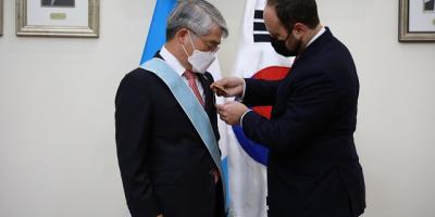 Canciller Pedro Brolo Vila condecora a embajador coreano
