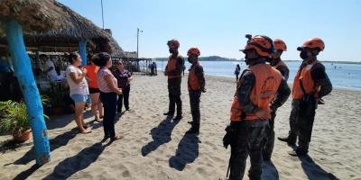 Labores de búsqueda de una persona que fue arrastrada por el alfaque en la playa pública Tulate.
