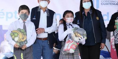 Estudiantes reciben séptima entrega de Alimentos