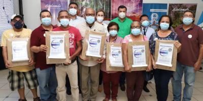 Entrega de sellos de Bioseguridad y Safe Travels en Izabal 