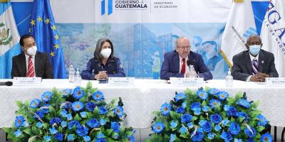 Representantes del Ministerio de Economía,  la Delegación de la Unión Europea en Guatemala y de GAIA Business School.