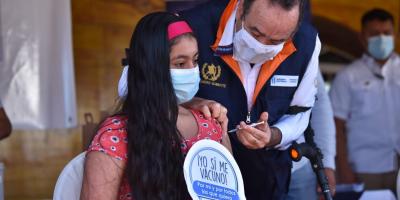 Presidente Alejandro Giammattei vacuna