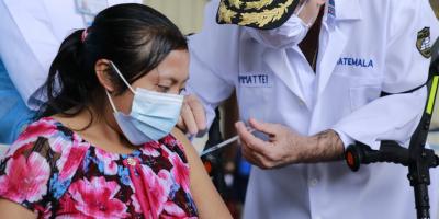 Presidente Alejandro Giammattei vacuna