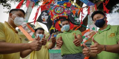 Jóvenes posan orgullos frente a su obra