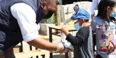 Personal de Mides atendiendo a usuario de Comedor Social en Villa Nueva