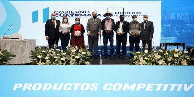 El presidente Giammattei (centro) entregó los primeros Sellos Blancos a cinco empresas. Le acompañan el Ministro de Economía, Antonio Malouf (Primero Izq.) y el Ministro de Agricultura, José ängel López.