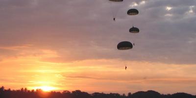 Brigada de Paracaidistas invita a la población civil a curso de paracaidismo