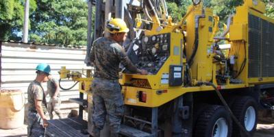 Cuerpo de Ingenieros del Ejército perfora un pozo de agua potable en Santa Rosa 