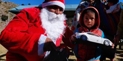 Entrega de obsequios a los niños de aldea Twilan, Huehuetenango.
