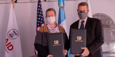 Secretaria Presidencial de la Mujer, Ana Leticia Aguilar Theissen junto a Brian Husler, Director del Proyecto Gobernabilidad Urbana de USAID