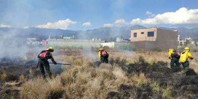 La Brigada de Respuesta a Incendios Forestales -BRIF/GUA- de la CONRED controla y liquida un incendio forestal registrado en el departamento de Huehuetenango. Foto de archivo.