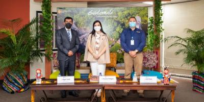Autoridades en presentación de tour de floración