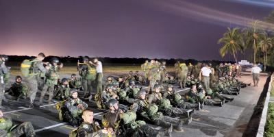 Paracaidistas se preparan para realizar salto táctico nocturno.