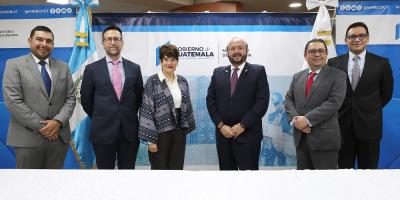 El Ministro de Economía, Antonio Malouf (tercero de Der. a Izq., presidió la presentación. 