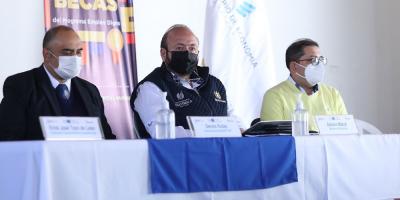 El Ministro  de Economía, Antonio Malouf (centro), presidió la inauguración de la feria de becas.